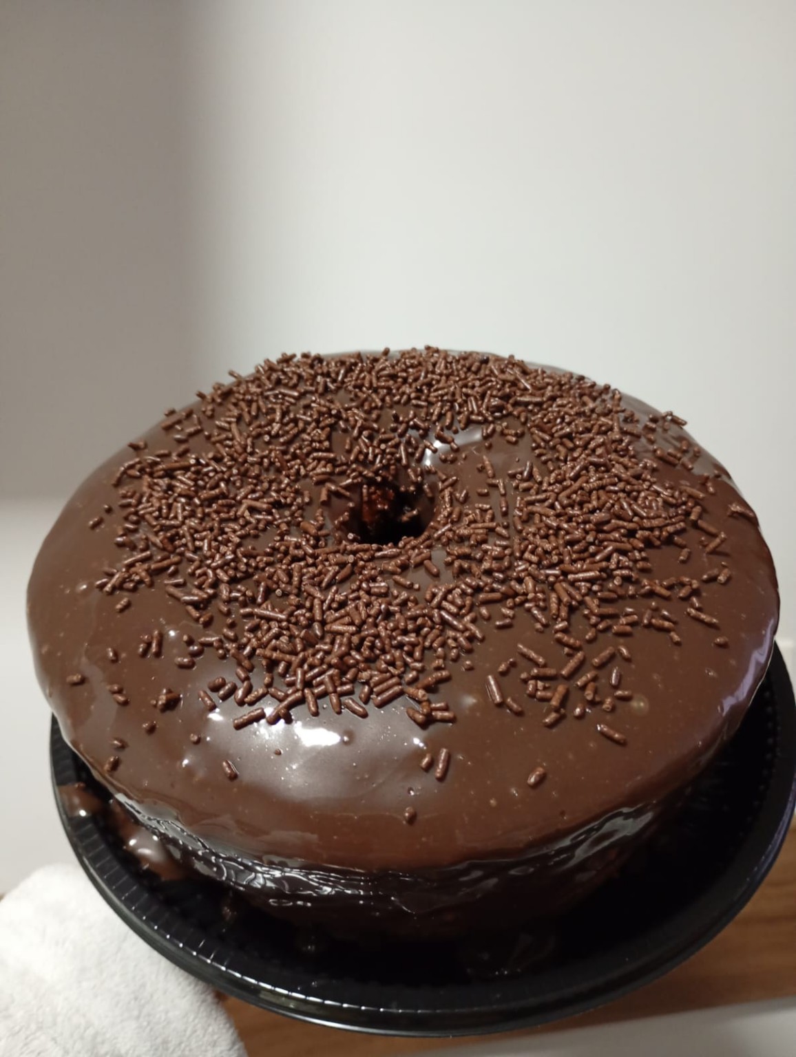 Bolo de Chocolate com cobertura e granulado Quero Bolo