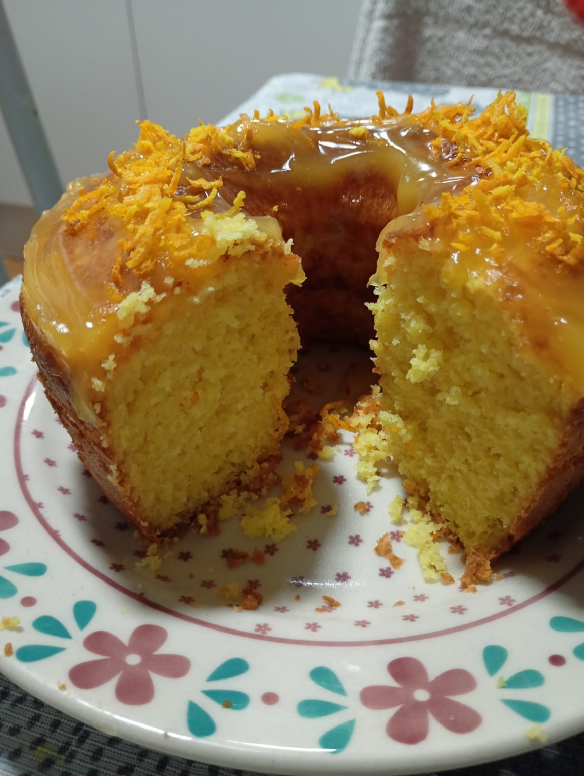 Bolo de laranja cortado mostrando a massa caseira